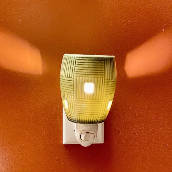 SCENTSY Green Bamboo Wall Plug-In Warmer Night Light +4 ScentBars LEMON LAVENDER - Picture 9 of 9